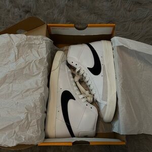 Nike Women's White and Black Blazer Mid ‘77